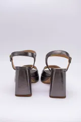 Sandalias de cuero color peltre con plataforma y pulsera al tobillo. Taco cuadrado de 9 cm de altura.
