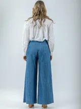 Pantalón wide leg de jean italiano, color celeste, con bolsillos laterales.