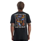 Remera negra de manga corta con estampado pequeño en el pecho del logo de la marca Roark Nomads.