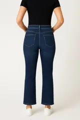 Pantalón de jean azul oscuro, de corte flare y tiro alto.