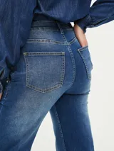 Pantalón jean de tiro alto, corte recto y color azul oscuro.