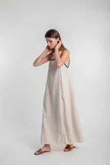 Vestido largo verde oliva de lino, con breteles finos negros y escote cuadrado con ribete negro.