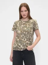 Remera de manga corta con estampado de camuflaje en tonos beige, marrón y verde.