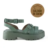 Sandalias de cuero color verde con plataforma y hebillas ajustables.