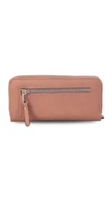Billetera larga color beige de símil cuero, con cierre perimetral y bolsillo trasero con cierre.