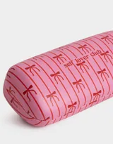 Estuche rígido para anteojos color rosa con estampado de moños rojos y la frase "self lover club".