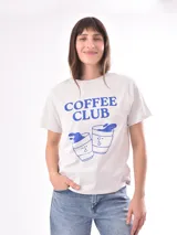 Remera rosa con estampado de labios rojos y texto con tipografía retro.