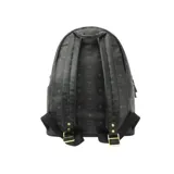 Mochila negra con estampado del logo de la marca y tachuelas metálicas doradas y plateadas. Tiene cierre bidireccional, asa superior, correas ajustables, dos compartimentos interiores (uno para tablet), bolsillos laterales y bolsillos con cierre interior y exterior.