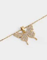 Collar de cadena dorada con dije de mariposa con incrustaciones de strass.