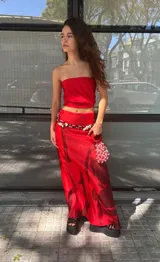 Falda larga de jersey, color rojo con estampado abstracto en tonos oscuros.