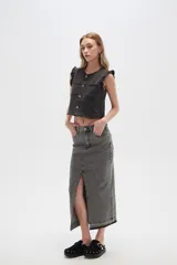 Falda midi de jean celeste con abertura frontal y ruedo desflecado.