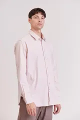 Camisa celeste de corte slim fit, con cuello clásico y mangas largas.