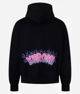 Buzo hoodie negro de algodón con estampa de Kuromi con llamas en el pecho y bolsillo canguro.