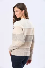 Buzo tejido de manga larga con cuello redondo y diseño de rayas horizontales en tonos pastel: gris claro, rosa pálido, lila y beige.