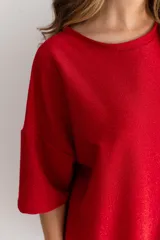 Vestido corto tipo remerón color rojo, confeccionado en lurex con lycra y mangas cortas.