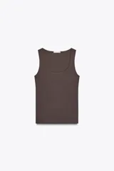 Camiseta ajustada color marrón oscuro, de poliamida con tirantes anchos y escote redondo.