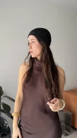 Gorro tipo casquete tejido al crochet color negro con lurex plateado.