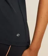 Remera deportiva blanca texturizada, con cuello redondo, manga corta, detalle reflectante y pliegue en la espalda.