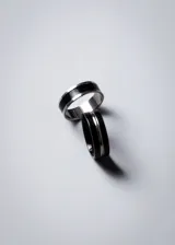 Anillo plateado de acero quirúrgico con franja central negra. Diseño unisex, moderno y minimalista.