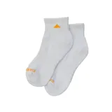 Par de calcetines deportivos blancos de corte tobillero, con suela acolchada y arco ribeteado. Presentan un pequeño triángulo naranja bordado en el tobillo y texto en jacquard naranja en la planta del pie.