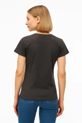 Remera negra de algodón con cuello en V y estampado de flores blancas.