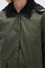 Campera negra con capucha y cuello de piel sintética.