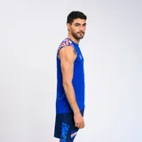 Musculosa deportiva azul con detalles estampados en los hombros con los colores de la bandera de Uruguay. Incluye el logo de Umbro y el escudo del Club Nacional de Football.
