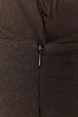 Vestido corto marrón con cuello halter que se ata con lazo, escote en pico, espalda descubierta y falda con volantes.