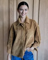 Sobrecamisa de pana fino beige, con botones ocultos y diseño versátil para usar cerrada o abierta.