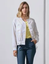 Chaqueta de lino a rayas verticales amarillas y celestes, con cuello a la base, abertura central con botones, bolsillos delanteros y ruedo con jareta de ajuste.