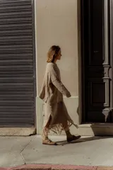 Sweater color arena de tejido geométrico con calce relajado, hombros caídos y terminaciones suaves.