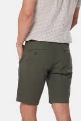 Bermuda clásica color beige confeccionada en algodón con elasticidad, con bolsillos laterales y detalle en bolsillo trasero.