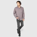Camisa de lino color gris topo, de corte clásico, con cuello abotonado, manga larga y bolsillo en el pecho.