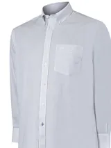Camisa de hombre RKF, modelo WF PB, de manga larga con diseño a cuadros celestes y blancos. Tiene cuello abotonado, bolsillo en el pecho con logo bordado y tecnología wrinkle-free.