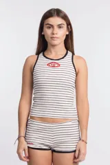 Musculosa corta de punto acanalado, con rayas horizontales blancas y negras, cuello redondo y logo bordado en el pecho.
