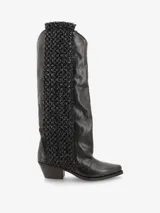 Bota de caña alta color negro, con detalle de tramado en los laterales, punta fina y taco ancho bajo. Fabricada en cuero.