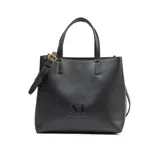 Cartera tipo tote de cuero sintético color negro, con doble asa corta y correa larga regulable y desmontable. Tiene acceso abierto, dos compartimentos y un bolsillo interno con cierre.