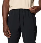 Pantalón jogger negro de hombre, marca Columbia, con tecnología Omni-Shield resistente al agua y a las manchas, cintura elástica ajustable con cordón, bolsillos delanteros, dobladillo elástico y detalles reflectantes.