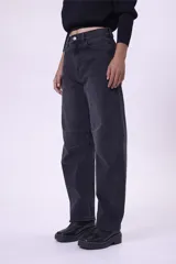 Pantalón de jean negro de corte ancho, con cintura alta y bolsillos laterales.