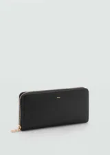 Billetera grande negra con efecto saffiano, forro interior, logo en relieve, múltiples ranuras para tarjetas, bolsillo interior y cierre de cremallera.