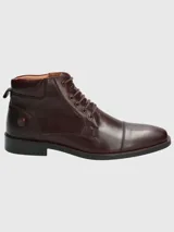 Bota de cuero color marrón con cordones, caña media y suela de goma.