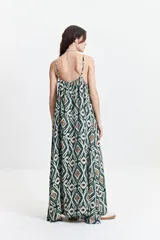 Vestido largo de poliéster con estampado geométrico en tonos borgoña, beige y blanco. Tiene breteles finos y escote redondeado con frunces sutiles en la parte delantera y trasera.