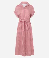 Vestido largo estilo chemise con estampado de rayas verticales rojas y blancas. Presenta cuello camisero, cierre frontal con botones, mangas cortas amplias y un cinturón de tela desmontable para anudar en la cintura. Confeccionado en tricolina de algodón.