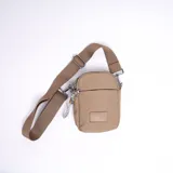 Bandolera porta celular color beige con correa larga regulable y cierre superior.