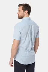 Camisa de manga corta a cuadros, color blanco con líneas celestes y beige. Tiene un bolsillo en el pecho y logo bordado. Corte slim fit.