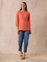 Blusa blanca texturada marca Ruby Rd, con escote redondo y mangas 3/4 con puño elastizado y apliques de broderie. Confeccionada en poliéster y elastano.