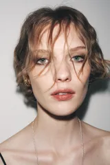 Par de aros dorados tipo earcuff con forma de aro doble. Cierre con tuerca.
