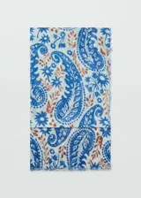 Fular rectangular de tejido mezcla de lino y viscosa, con terminaciones deshilachadas y estampado paisley en tonos azul y marrón.