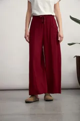 Pantalón palazzo color borgoña, de tiro alto con cintura elastizada y lazo ajustable.