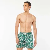 Short de baño verde con estampado de hojas color crema, cintura elástica y cordón ajustable.